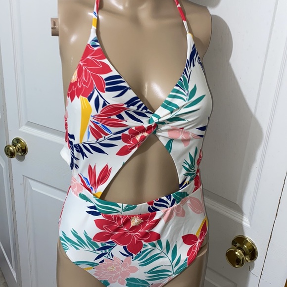 Cut out bathing suit med nwot - Picture 2 of 7